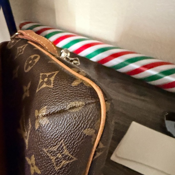 Louis Vuitton musette tango short. Monogram - Picture 13 of 16